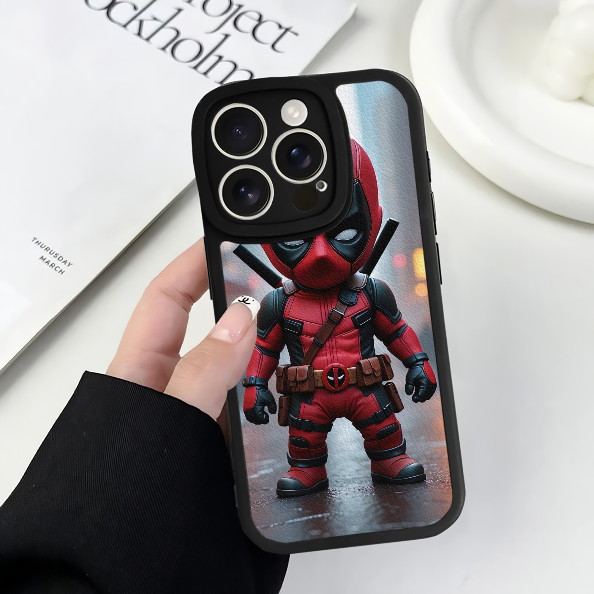 （画像用） Deadpool デッドプール 【iPhone 16シリーズ対応】シリコンスマホケース（レザー調） 材質：シリコン